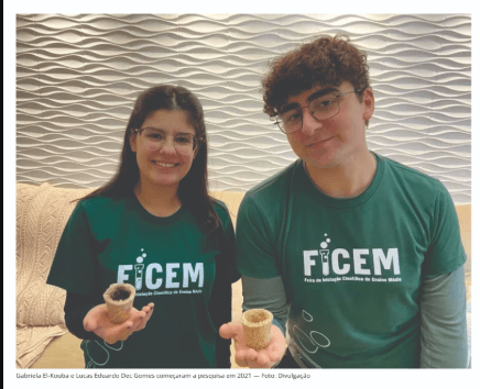 Um estudante do lado do outro